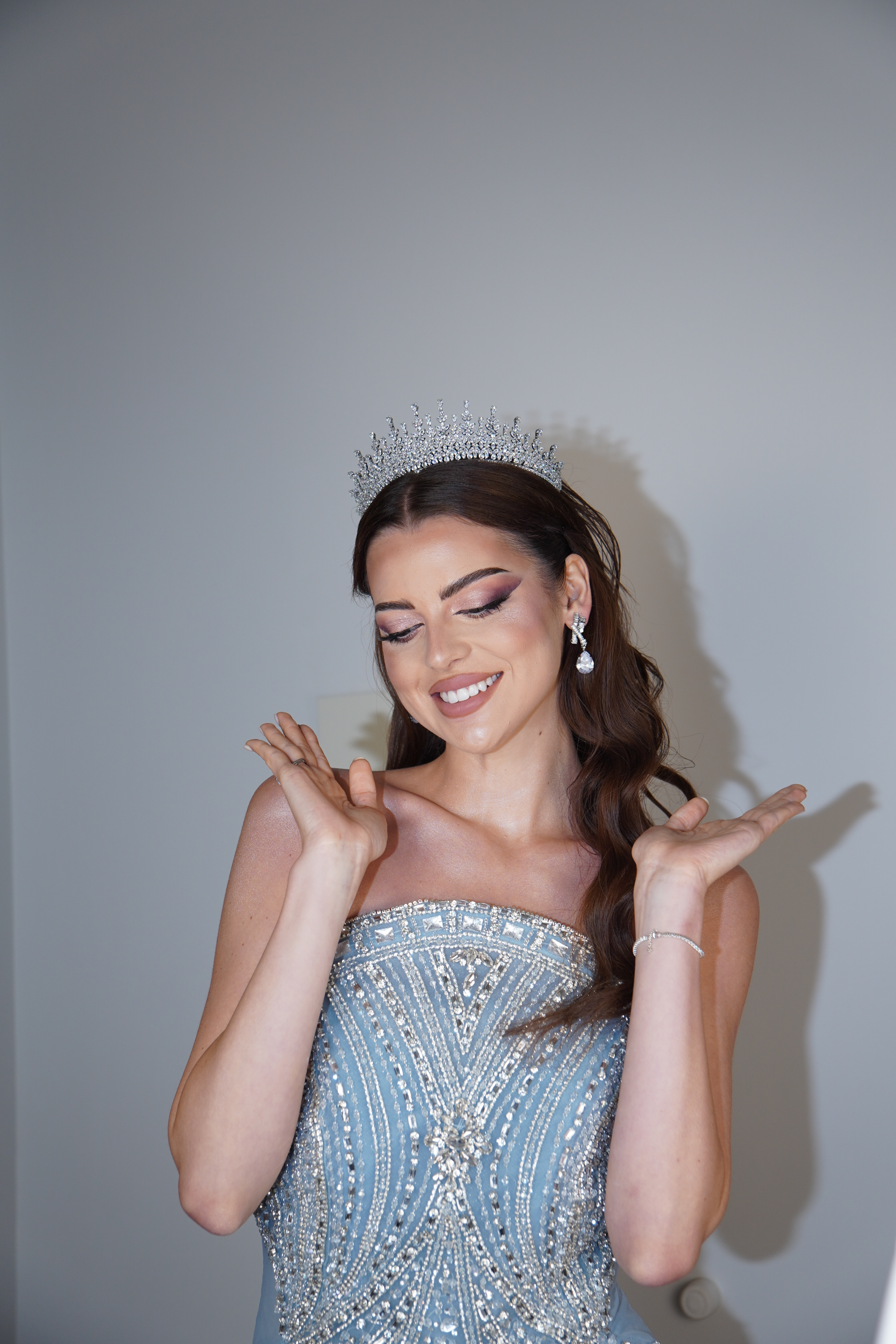 Looking left, crown sparkle